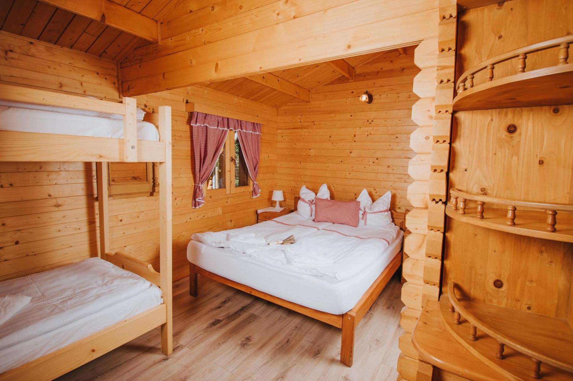 Hotel Vidra Park à Sicasău Extérieur photo